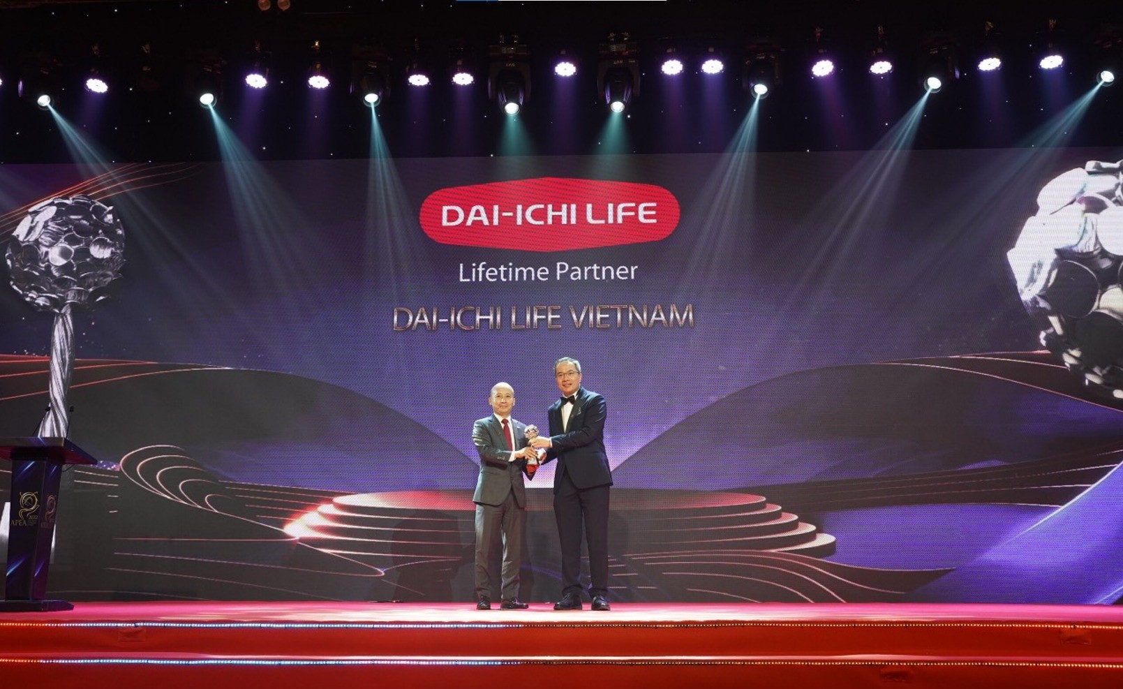 Ông Lưu Anh Tuấn - Phó Tổng Giám đốc Tài chính Dai-ichi Life Việt Nam, nhận giải thưởng "Thương hiệu truyền cảm hứng" (Inspirational Brand Award).